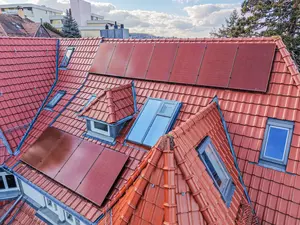 Dach mit Photovoltaik Solar Anlage