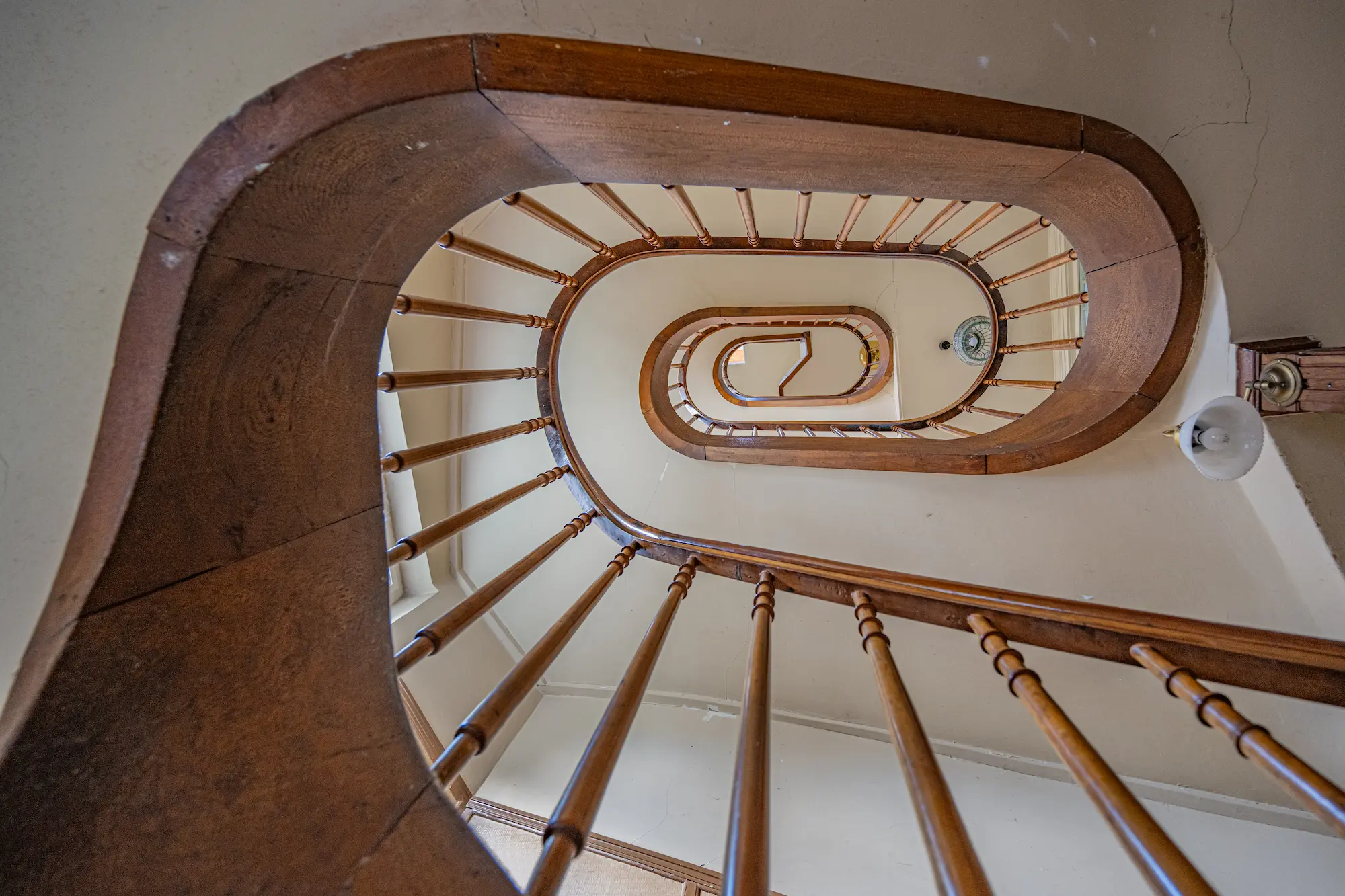 Denkmalgeschützte Villa innen mit Spindeltreppe